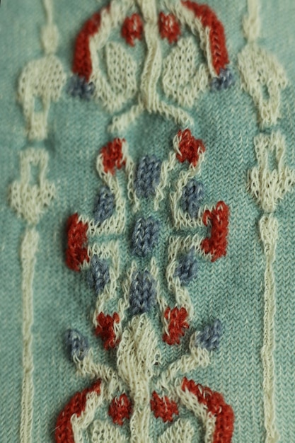 haftowane motywy na materiale